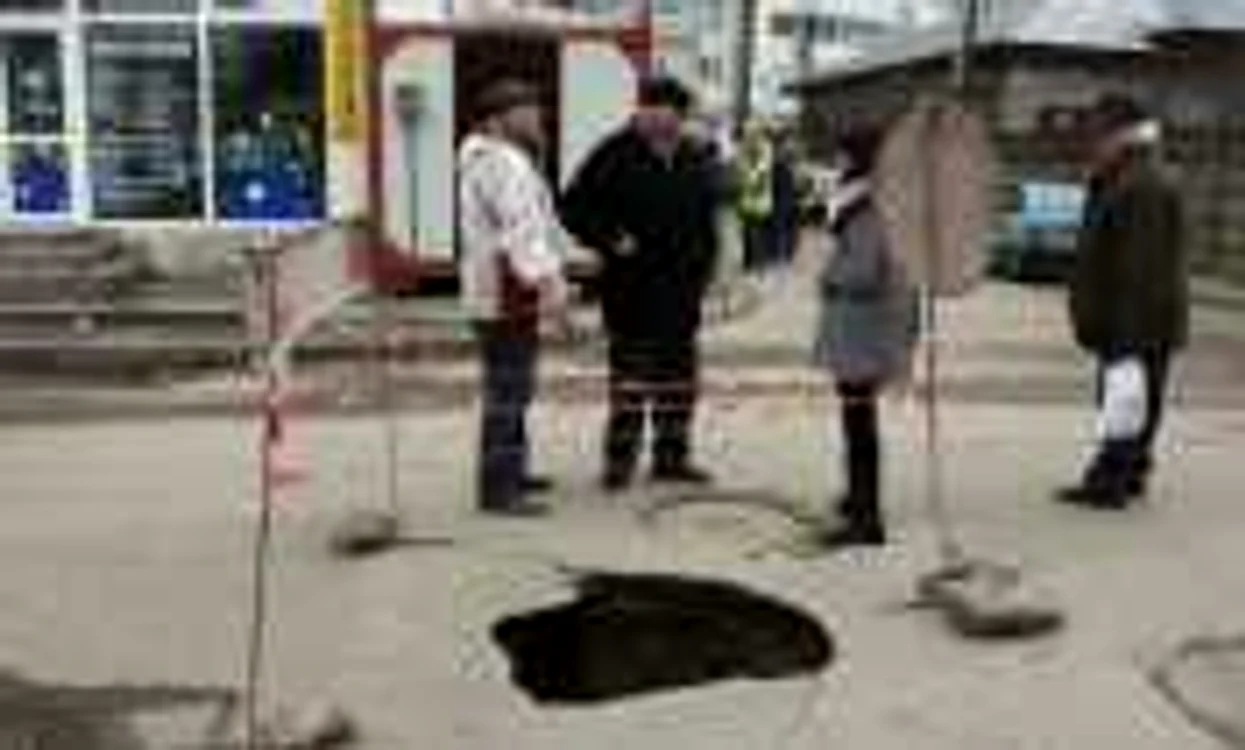 Un copil a căzut în groapa de pe strada Ion  Luca Caragiale 