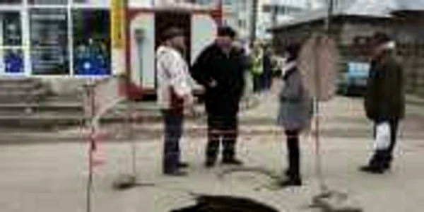 Un copil a căzut în groapa de pe strada Ion  Luca Caragiale 