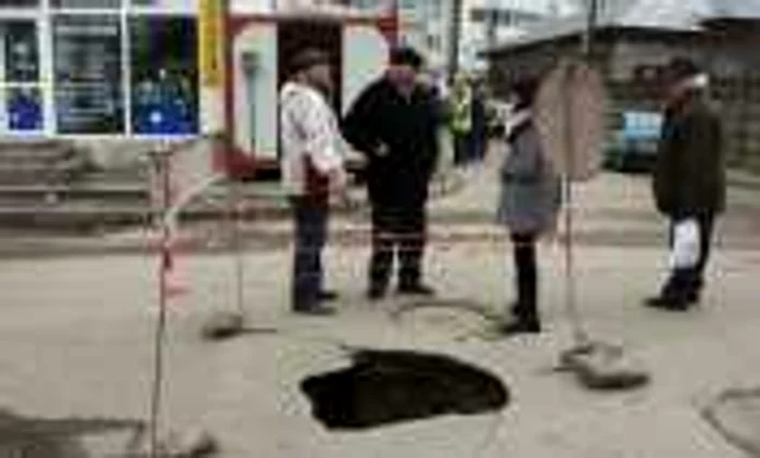 Un copil a căzut în groapa de pe strada Ion Luca Caragiale