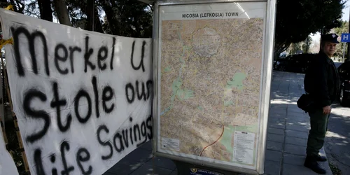 Ciprioţii au protestat faţă de măsura de taxare a depozitelor organizând manifestaţii şi postând bannere. Într-o staţie de autobuz din Nicosia