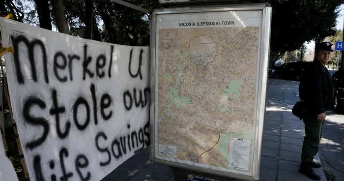 Ciprioţii au protestat faţă de măsura de taxare a depozitelor organizând manifestaţii şi postând bannere. Într-o staţie de autobuz , locuitorii au pus un afiş pe care scria „Merkel, ne-ai furat economiile de-o viaţă“ FOTO REUTERS