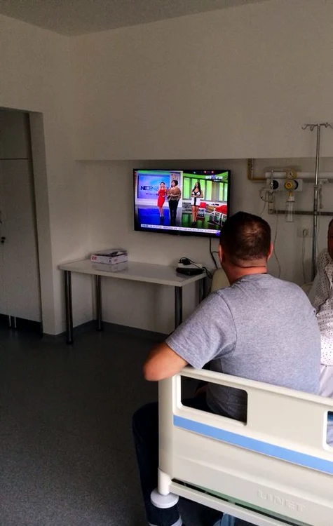 Leo a urmărit-o pe Renata la televizorul din salon