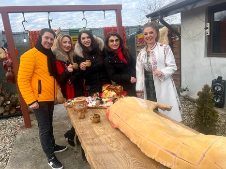 Ce artiști s-au adunat la pomana porcului în Domnești!