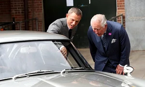 Craig i a arătat prințului bolidul Aston Martin care a scris istorie în seriile anterioare ale ecranizărilor cu James Bond jpeg