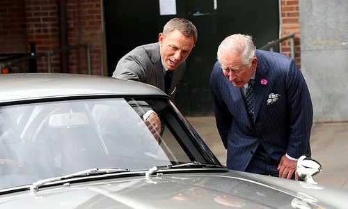 Craig i a arătat prințului bolidul Aston Martin care a scris istorie în seriile anterioare ale ecranizărilor cu James Bond jpeg