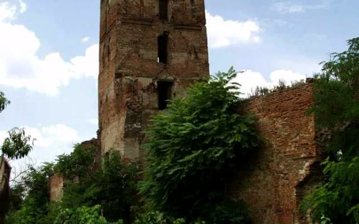 Basilica este înconjurată de terenuri aflate în proprietatea unor persoane fizice din localitate