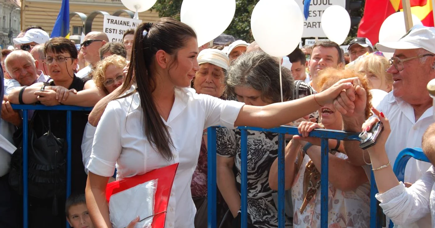 Elena Basescu a impartit autografe la Cluj-Napoca