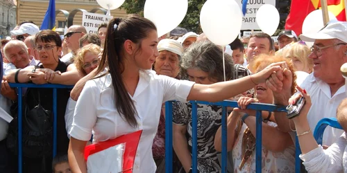 Elena Basescu a impartit autografe la Cluj-Napoca