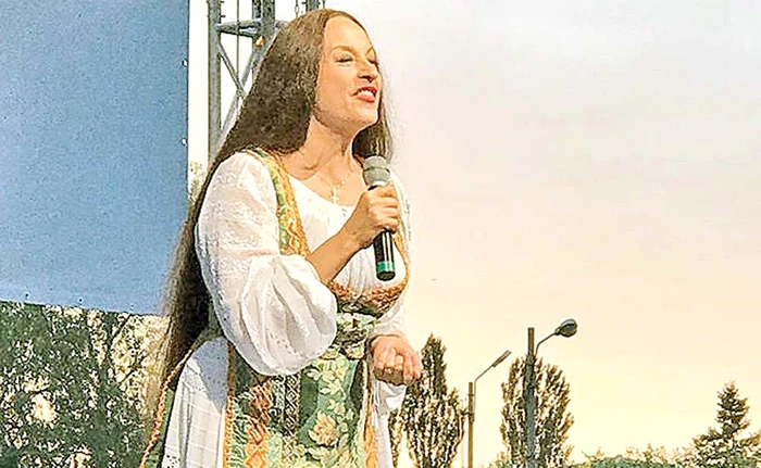 
    Maria Dragomiroiu  cântă în mai multe  staţiuni de la malul mării  