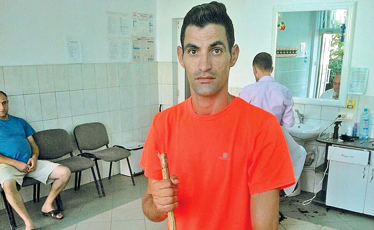 August 2016 A ajuns la coada măturii, într-o frizerie din Tecuci