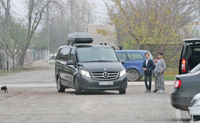 Familia numeroasă a avut nevoie de o dubiță cu care să ajungă la Domeniul Manasia