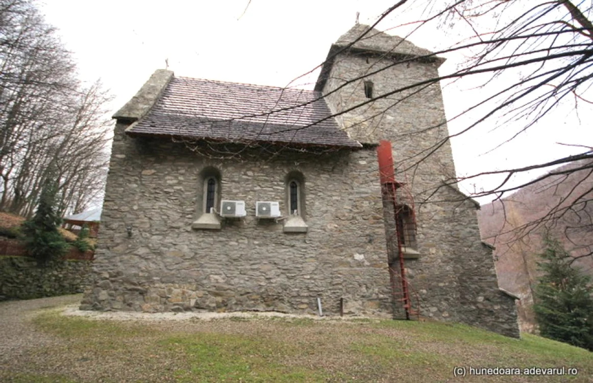 Biserica Colţ şi Cetatea Colţ. FOTO: Daniel Guţă. ADEVĂRUL