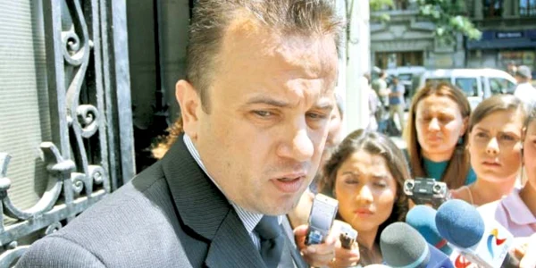 Liviu Pop, ministrul interimar al Educaţiei, s-a dus la Consiliu ca să le explice membrilor acestuia, „cu subiect şi predicat“, că s-au întrunit în ilegalitate