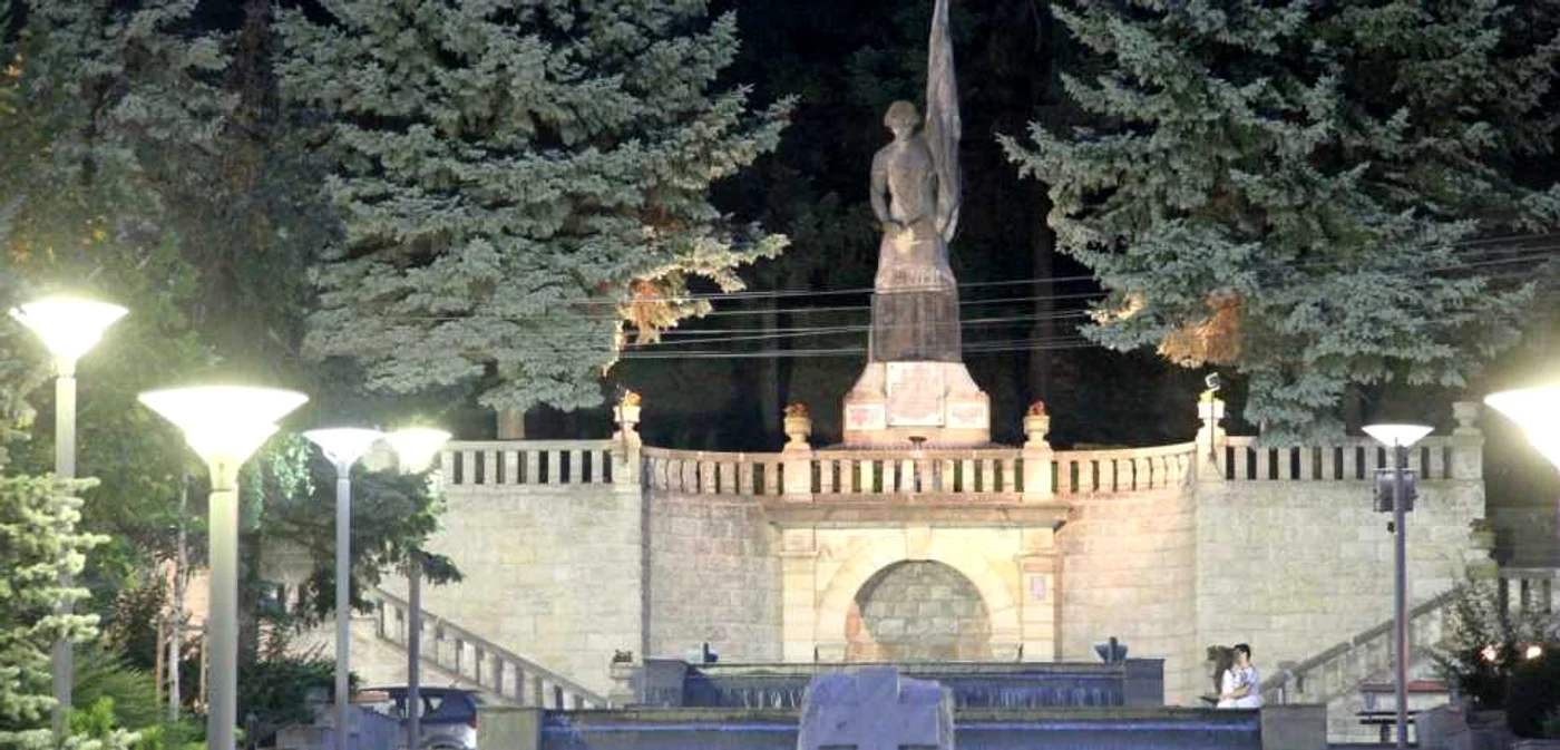 Iluminarea Monumentului Independenţei, prima măsură a primarului nou ales