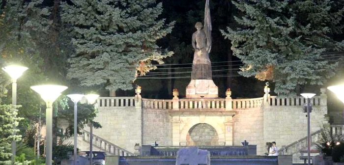 Iluminarea Monumentului Independenţei, prima măsură a primarului nou ales