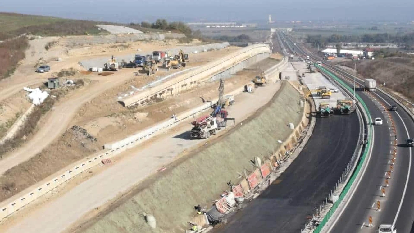 Asfaltări în zona Oiejdea, pe A10 FOTO ziarulunirea.ro