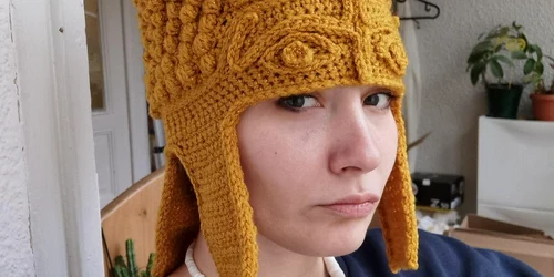 Alexandra Rîmbu croșetează coiful de la Coțofenești Foto Alexandra Rîmbu   Facebook jpg