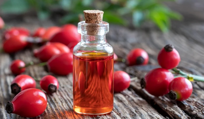 Uleiul de măceşe poate fi folosit ca ultim pas în rutina de îngrijire a tenuluiFoto: Shutterstock