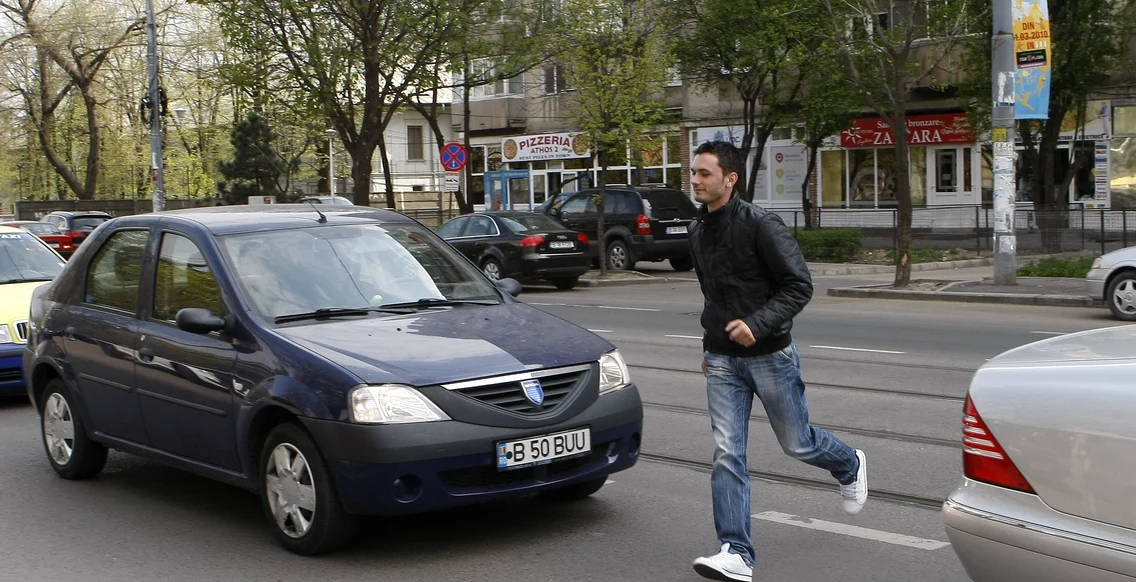 Pietonii au fost sancţionaţi de poliţişti pentru traversare neregulamentară
