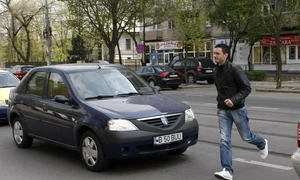  Pietonii au fost sancţionaţi de poliţişti pentru traversare neregulamentară