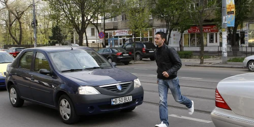 Pietonii au fost sancţionaţi de poliţişti pentru traversare neregulamentară