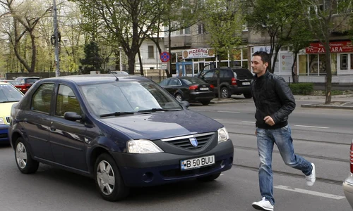  Pietonii au fost sancţionaţi de poliţişti pentru traversare neregulamentară