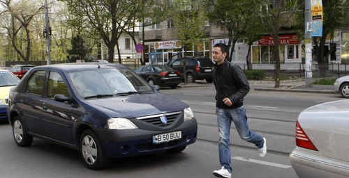 Pietonii au fost sancţionaţi de poliţişti pentru traversare neregulamentară