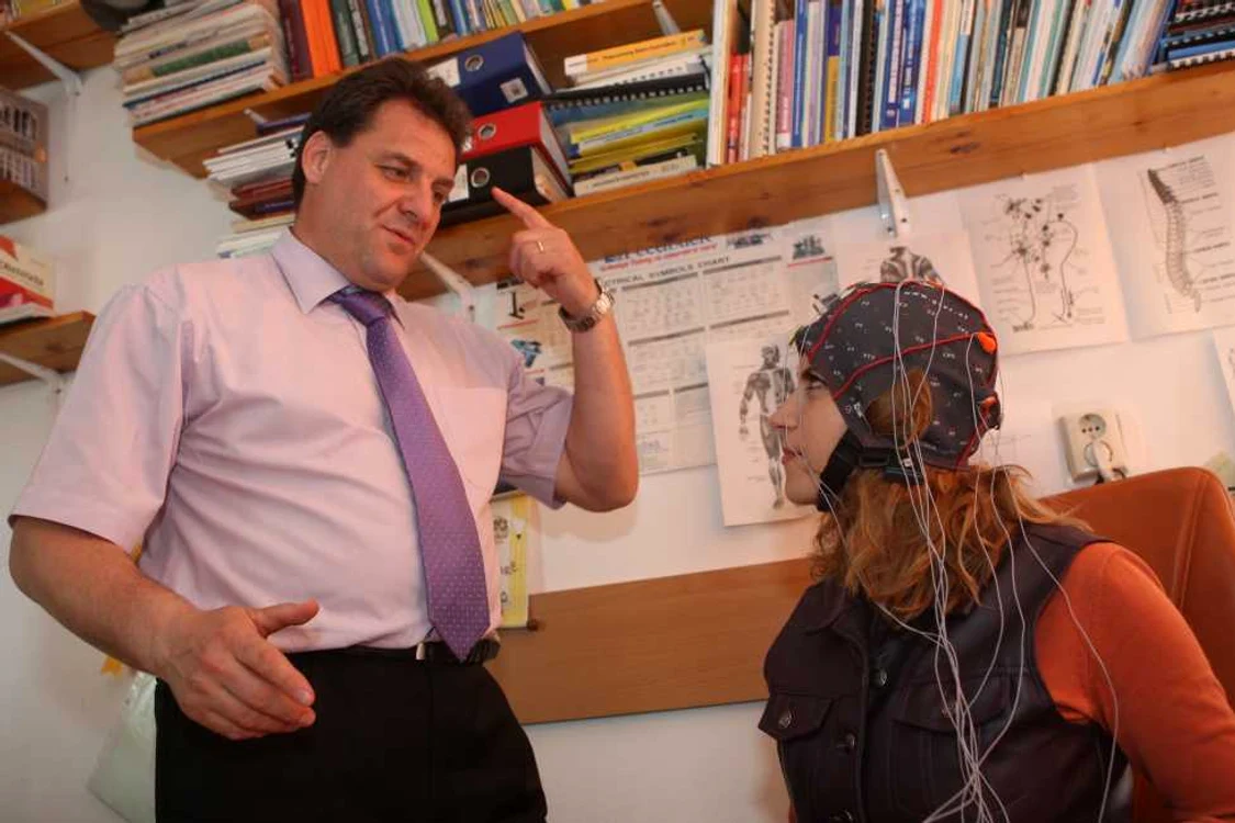 Profesorul Marian Poboroniuc explică cum funcţionează interfaţa creier-calculator