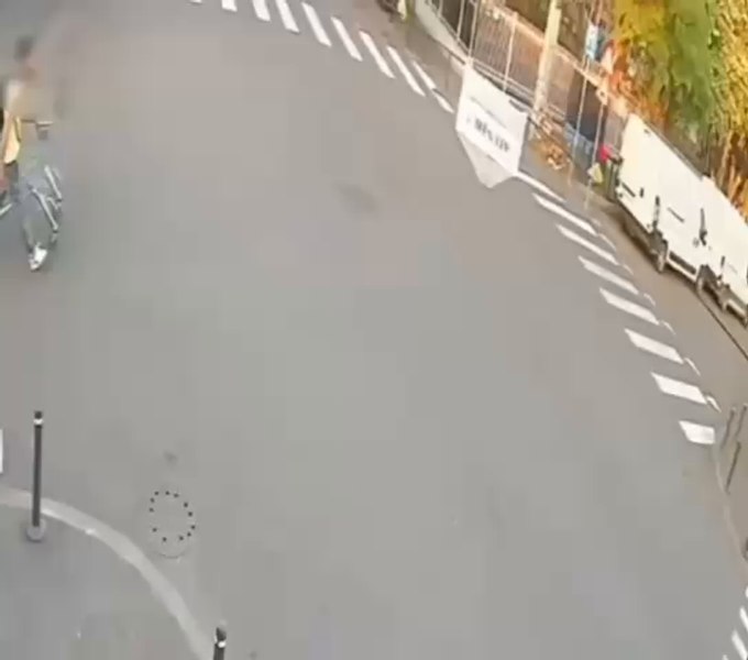 Momentul în care un bărbat fură scaunele de pe terasa unui magazin, în București. Hoțul a acţionat în două zile diferite