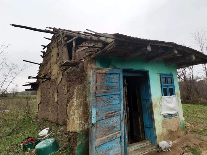 Cămăruţa în care locuieşte bătrâna stă să cadă
