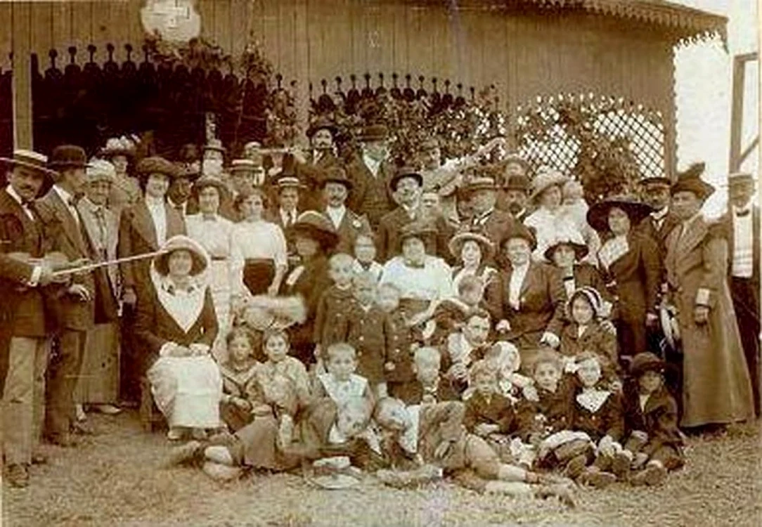 Imagine veche cu o parte dintre elveţienii stabiliţi în Galaţi SURSA Foto Biblioteca VA Urechia