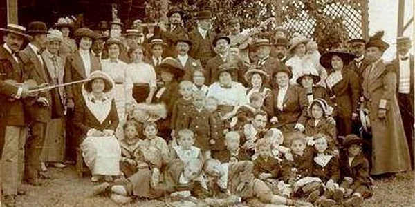 Poză de grup în colonia elveţiană din Galaţi (1910). Foto
