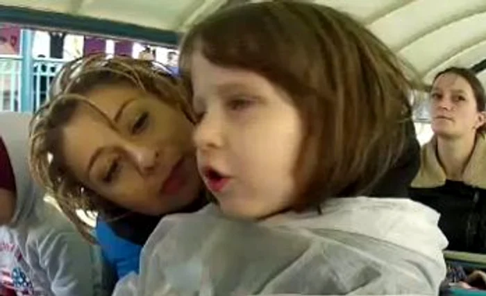 De dragul lui Reghe jr, Anamaria a acceptat să se dea în trenuleţul poveştilor (captură: PRO TV)