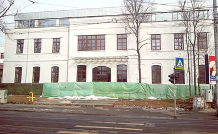 Spaţiul din faţa clădirii nu este amenajat încă. În plus, aici nu sunt locuri de parcare