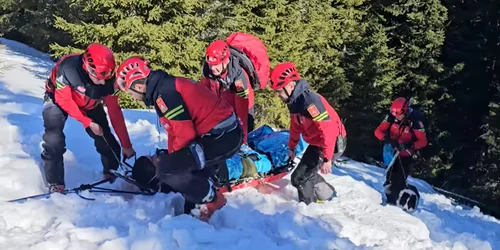 persoană salvata de pe munte Foto Captură Video Salvamont Romania jpg