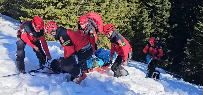 Persoană salvată de pe munte de salvamontiști Foto: Captură Video Salvamont România