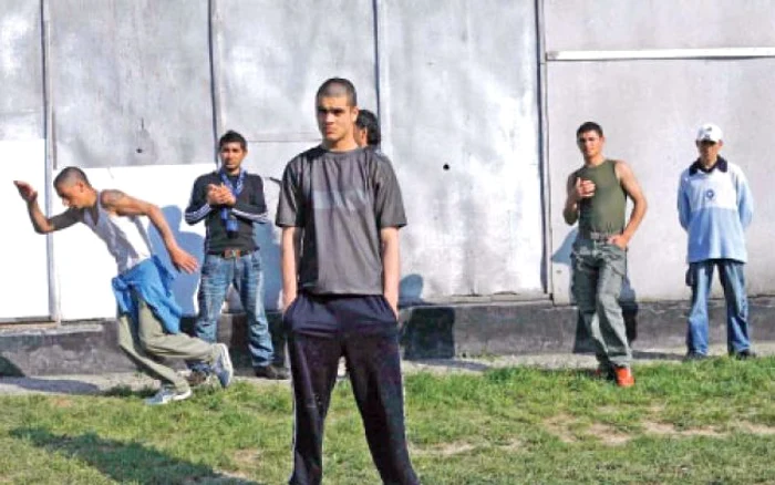 George Piştereanu, într-o scenă de penitenciar, alături de ceilalţi deţinuţi