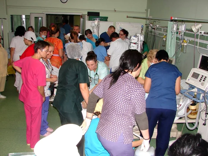 Medici, asistenţi medicali şi studenţi braşoveni în timpul primirii victimelor exploziei de la Braşov