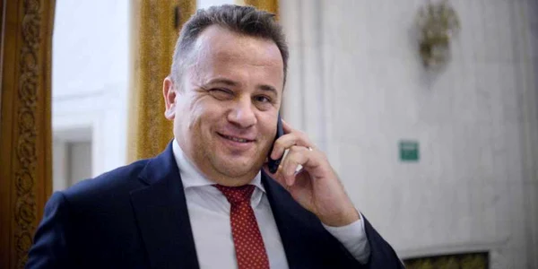 Ministrul Educaţiei Liviu Pop soseşte la Palatul Parlamentului din Bucureşti pentru o intalnire cu grupul parlamentar al Partidului Social Democrat din Senat FOTO Mediafax / Andreea Alexandru