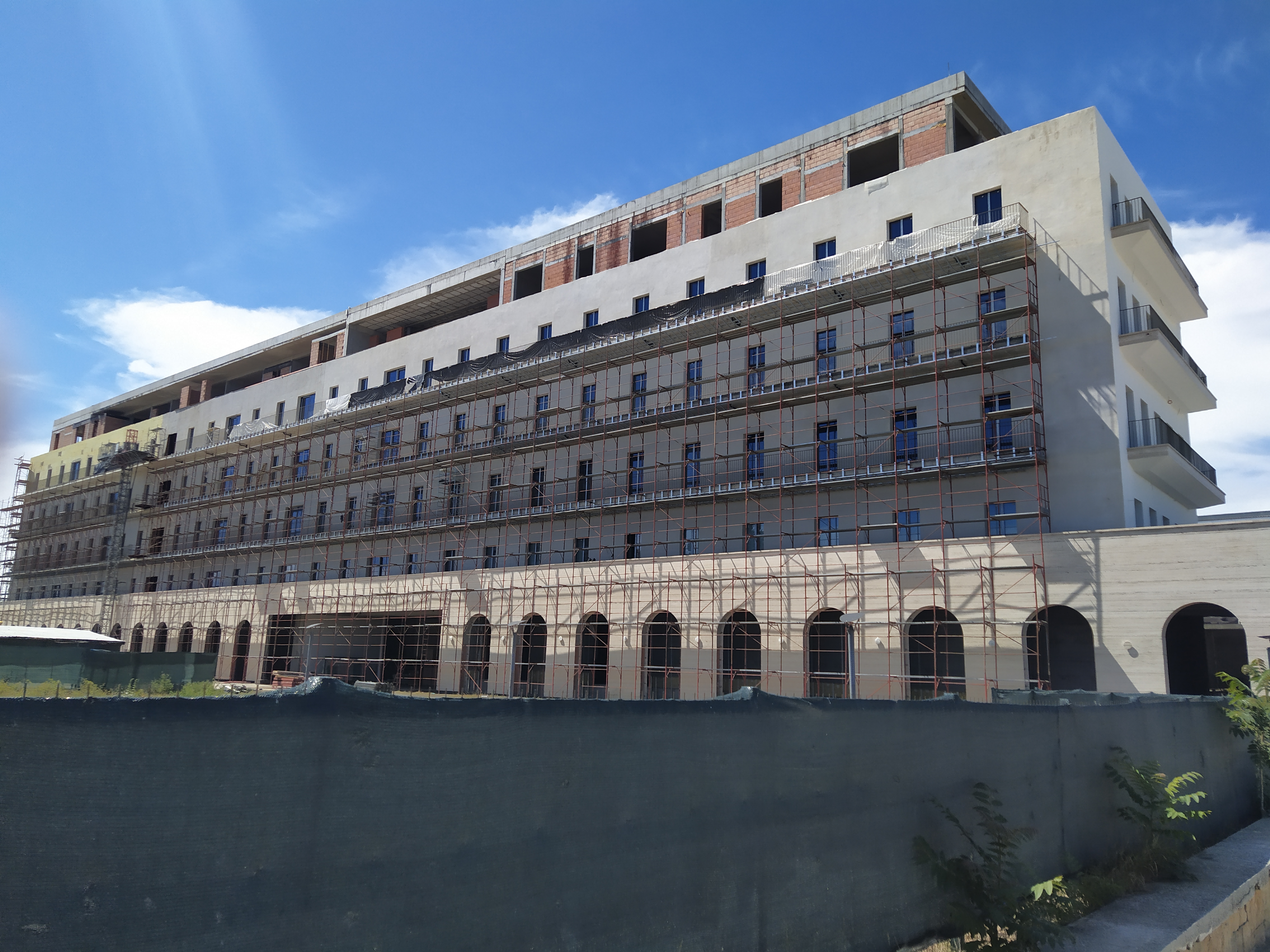 Hotelul se află în stațiunea Mamaia, lângă Iaki, deținut de Gheorghe Hagi