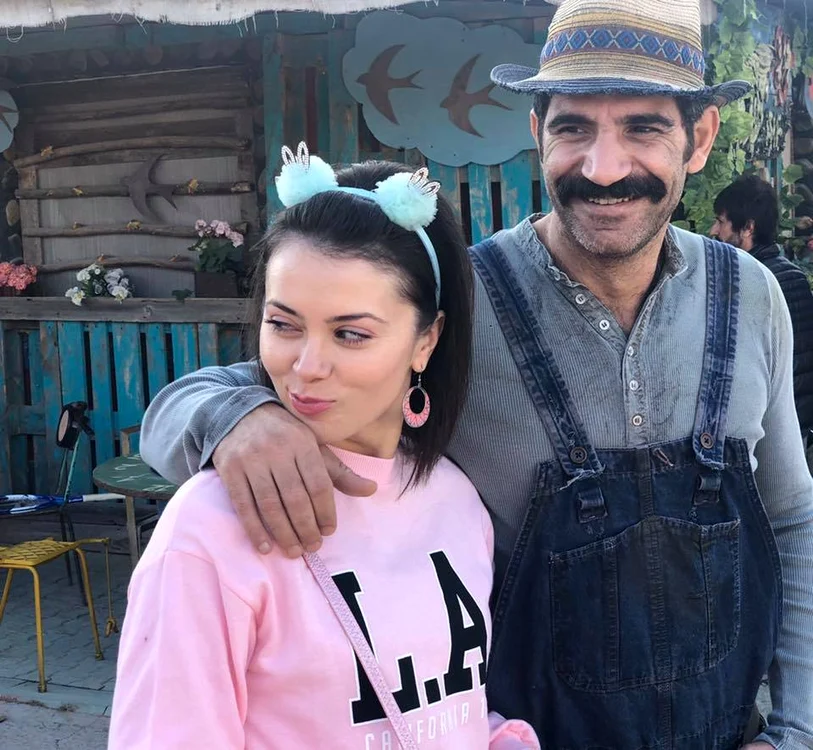 
    Este tare convingătoare în serial  