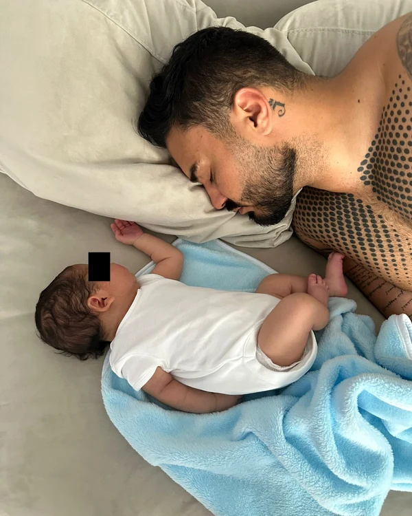 Jador doarme alături de fiul său nou-născut / FOTO: Instagram