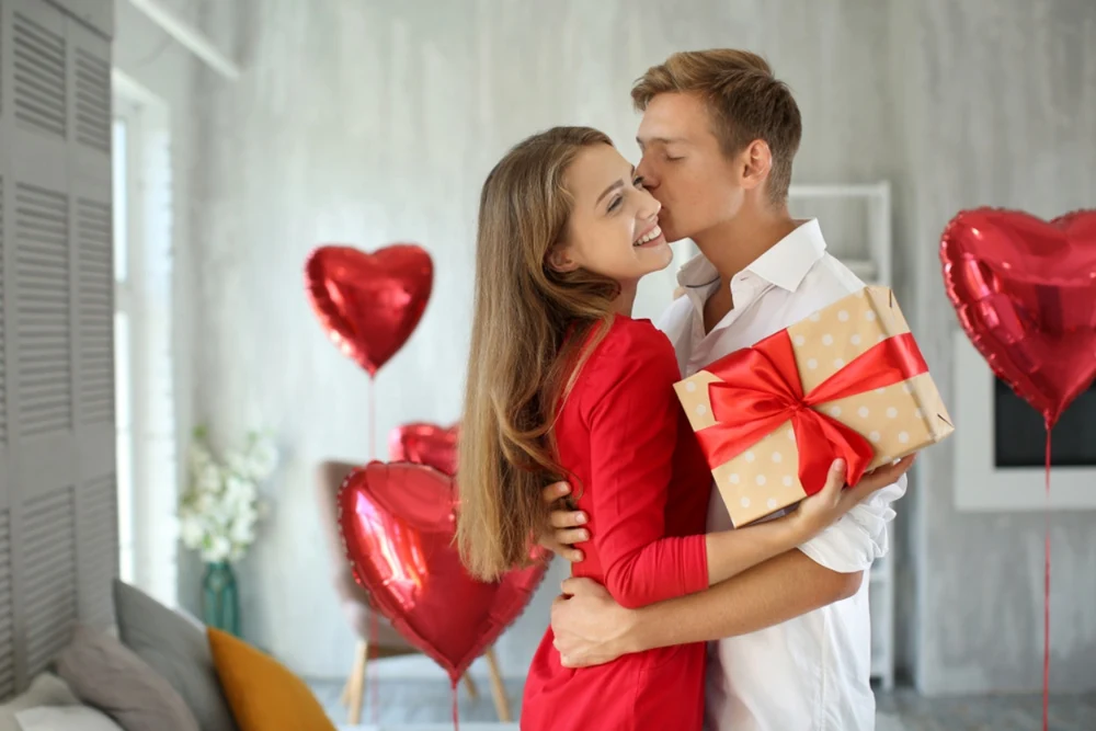 Cât cheltuiesc românii de Valentine’s Day și Dragobete, în funcție de vârsta pe care o au