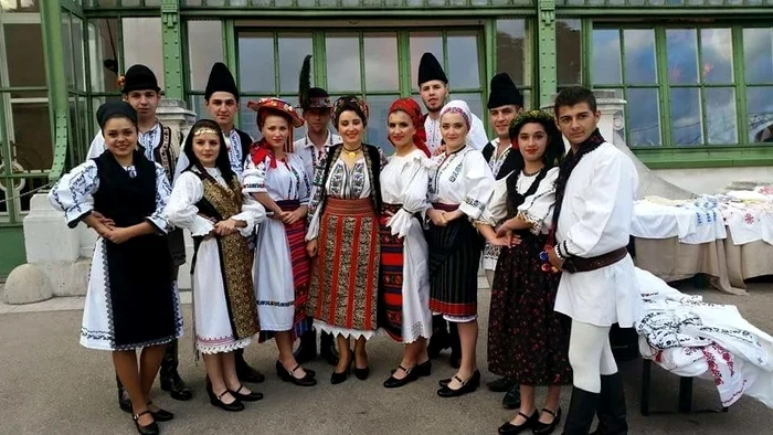 
    Ionela Bran își îmbracă familia în ii  