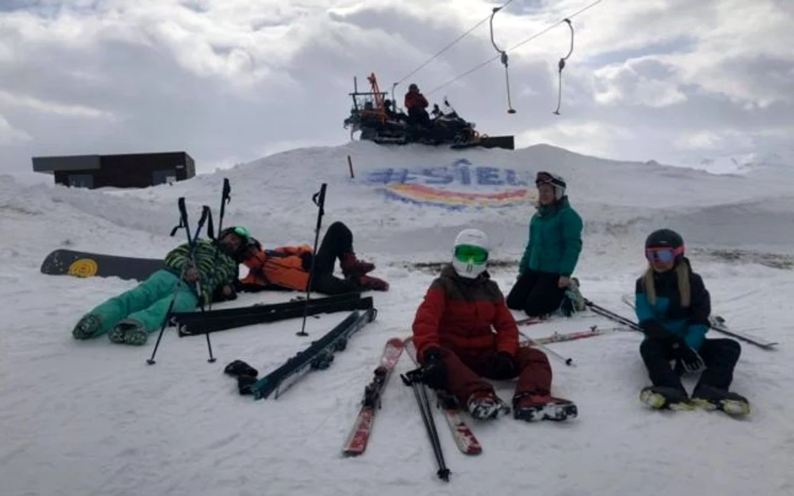 Campania „România vrea autostrăzi”  pe domeniul schiabil Transalpina Ski Resort Foto FB Alpina Ski - Centrul inchirieri