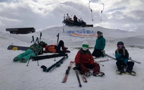 Campania „România vrea autostrăzi”  pe domeniul schiabil Transalpina Ski Resort Foto FB Alpina Ski - Centrul inchirieri