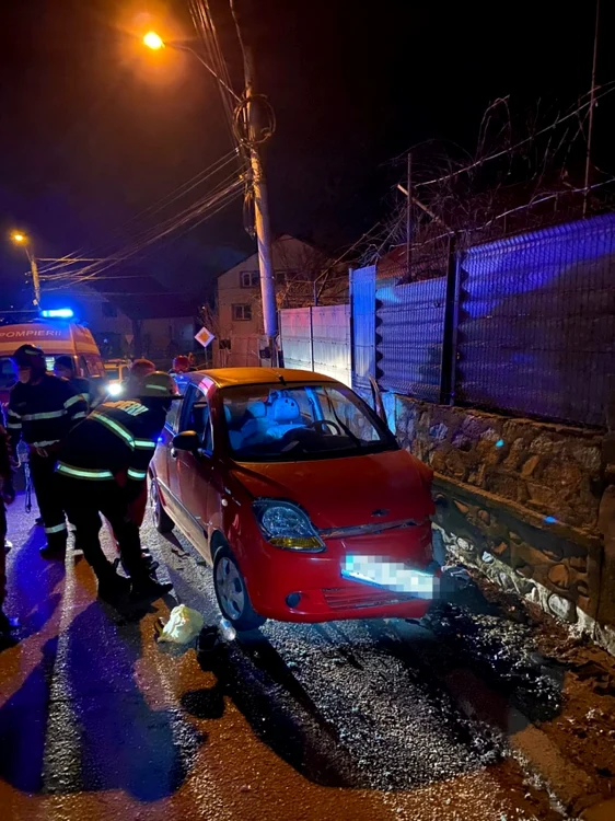 Accident la Curtea de Argeş. A ratat curba şi a intrat într-un gard de beton. Şoferiţa este în stare critică, pasagerul a murit