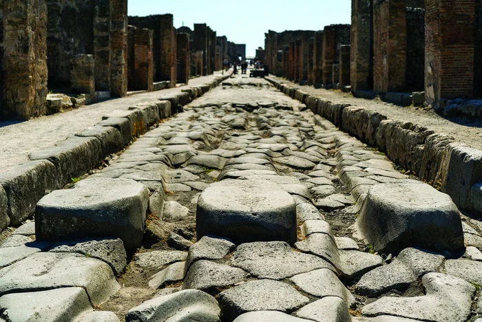 Una dintre străzile principale din Pompeii avea trecere de pietoni