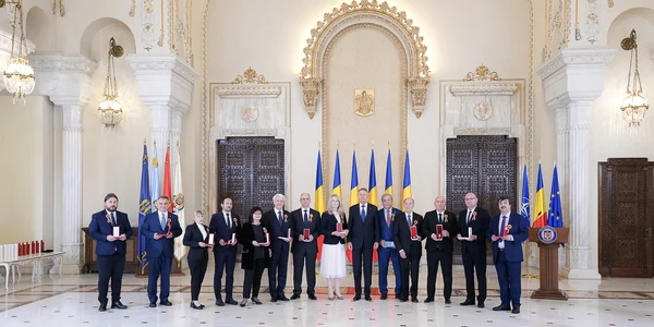 Klaus Iohannis si cei decorați de 1 Decembrie FOTO Presidency jpg