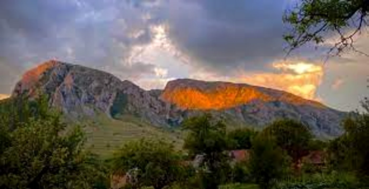 Vedere spre satul Rimetea și Piatra Secuiului - Levi Bagy Photography
